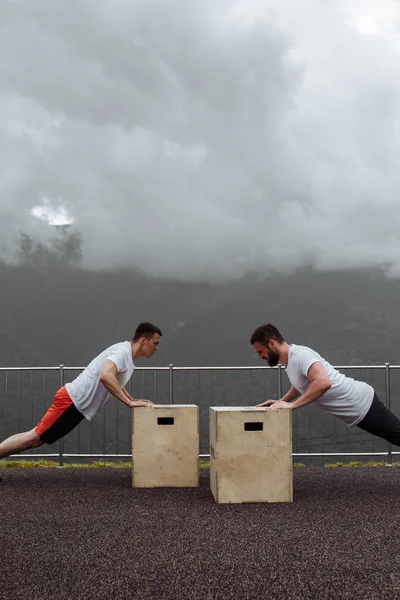 Fitnessman träning push up — Stockfoto