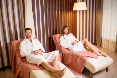 rahat bornoz koltuklar üzerinde dinlenme reaxed gençlerin iki