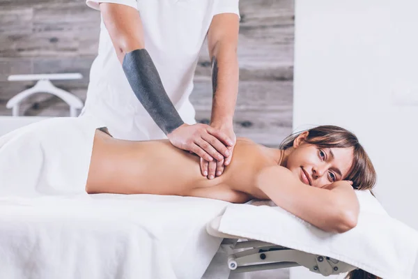 Massage för spända rygg och nacke. — Stockfoto
