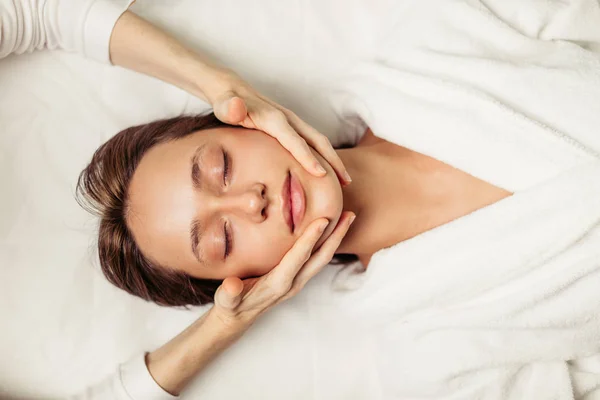 Healthy face skin. young beautiful girl receiving a massage for face — Stock Photo, Image