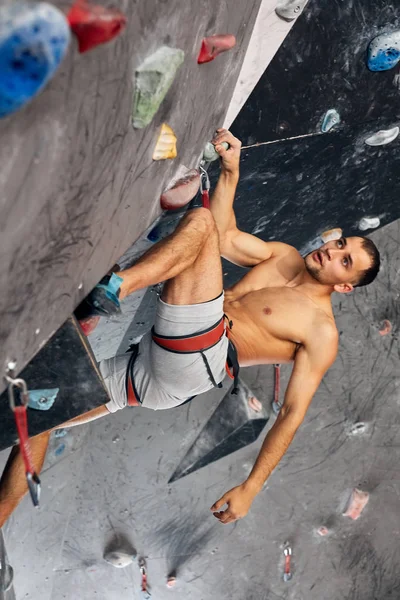 Male professional climber at indoor workout at bouldering centre. — Stock Photo, Image