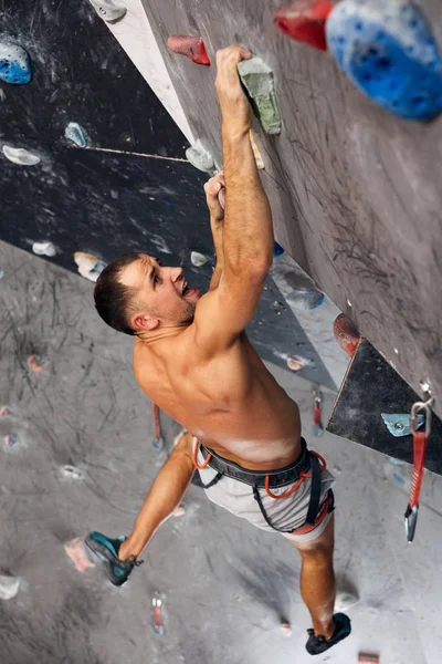 Homme grimpeur professionnel à l'entraînement intérieur au centre de bloc. — Photo