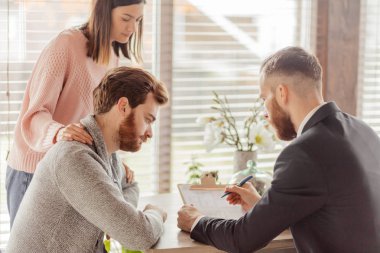 Aile çiftleri ofiste toplanıyor, satın alıyor, kiralıyor ya da ev kiralıyor.