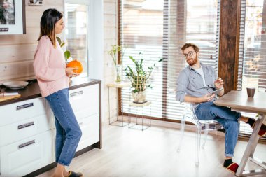 Genç çift sabahlarını yeni bir evde geçirip gelecekle ilgili planlarını tartışıyor.