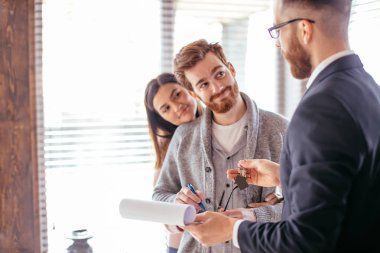 İpotek komisyoncusuyla anlaşma yapan birkaç müşteri.