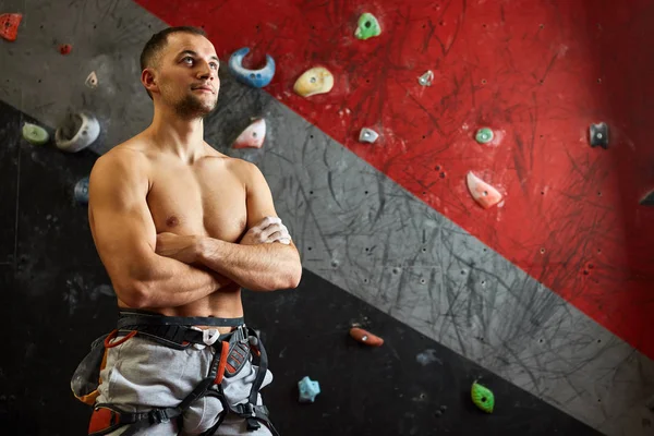 Porträtt av glad bergsklättrare i inomhus klättring gym — Stockfoto