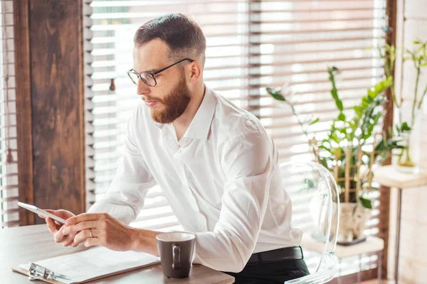 Serieuze sollicitant zit in bestuurskamer, voorbereiding voor interview met werkgever. — Stockfoto