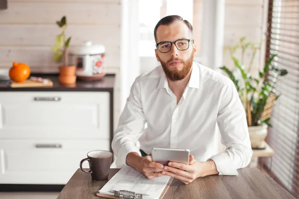 Serieuze sollicitant zit in bestuurskamer, voorbereiding voor interview met werkgever. — Stockfoto