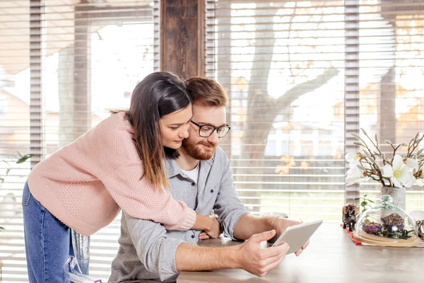 Jong stel kijken video online in een tablet ontspannen thuis samen. — Stockfoto