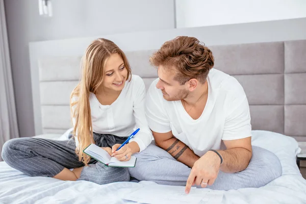 Twee gelukkige jonge mensen gaan hun slaapkamer ontwerpen — Stockfoto