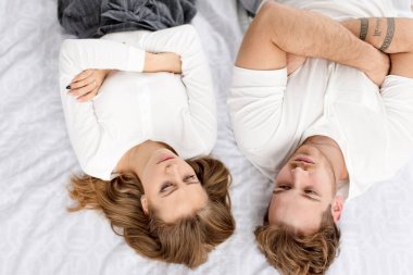 Hayal kırıklığına uğramış sarışın çift ciddi sorunlar ile