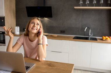 neşeli pozitif kız telefonda en iyi arkadaşı ile çok güzel bir haber paylaşımı