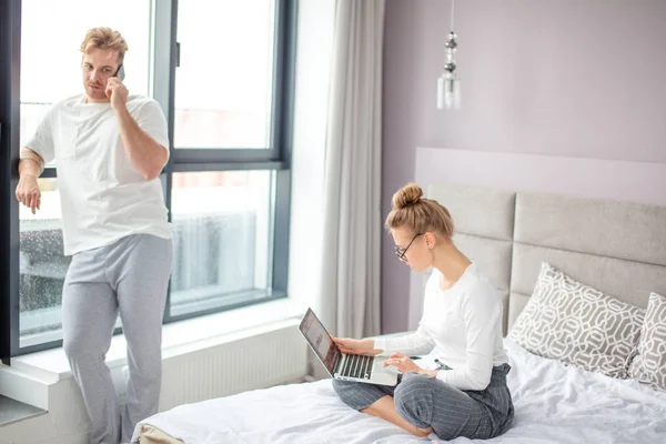 Actieve ambitieuze man en vrouw maken van een afspraak met klanten thuis — Stockfoto