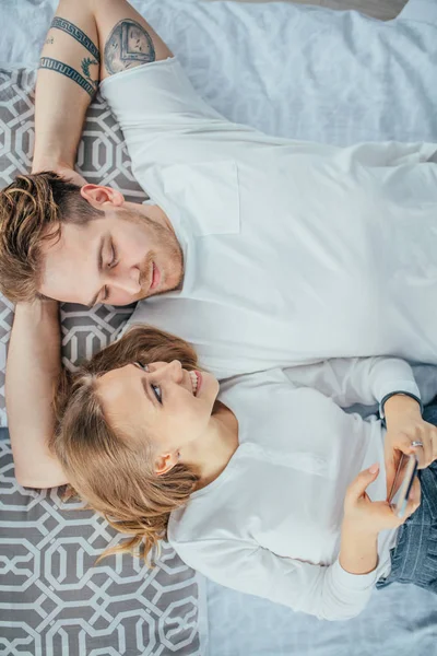 Zwei junge attraktive Menschen verlieben sich — Stockfoto