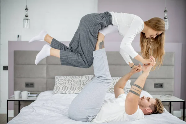 Man en vrouw doen oefening thuis — Stockfoto