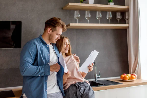 Jonge ambitieuze Singaporean leren de woorden van haar rol met haar vriendje in de keuken — Stockfoto