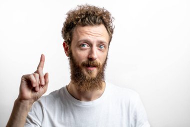 Parmakla işaret eden yakışıklı bir adam, harika bir fikir, beyaz arka planda izole edilmiş.