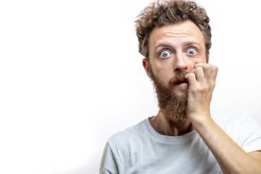 Umutsuzluk içinde sakallı bir adam. Ağza yakın bir el beyaz arka planda izole edilmiş.