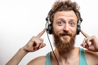 Tatmin olmuş yakışıklı adam beyaz arka planda izole edilmiş kameraya gülümsüyor..