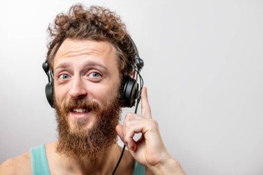 Tatmin olmuş yakışıklı adam beyaz arka planda izole edilmiş kameraya gülümsüyor..