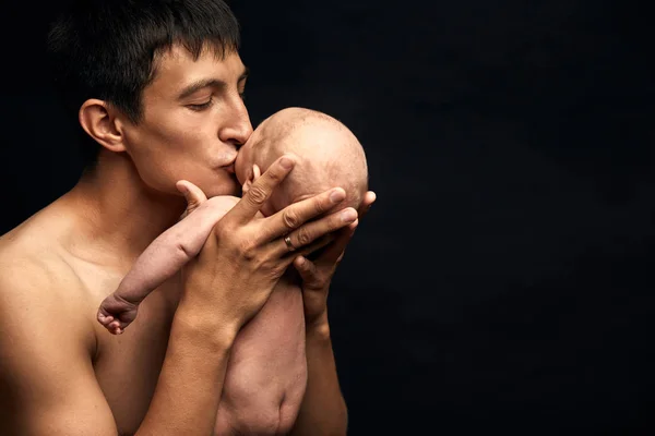 Édes kesses, apa. ember mutatja hia szerelem egy újszülött — Stock Fotó