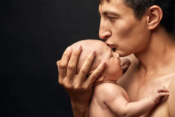 Азиатский отец целует очаровательного ребенка — стоковое фото