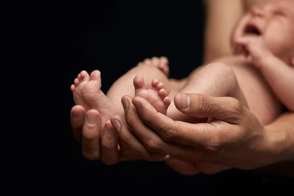 Llorando aby acostado en su padre brazo . —  Fotos de Stock