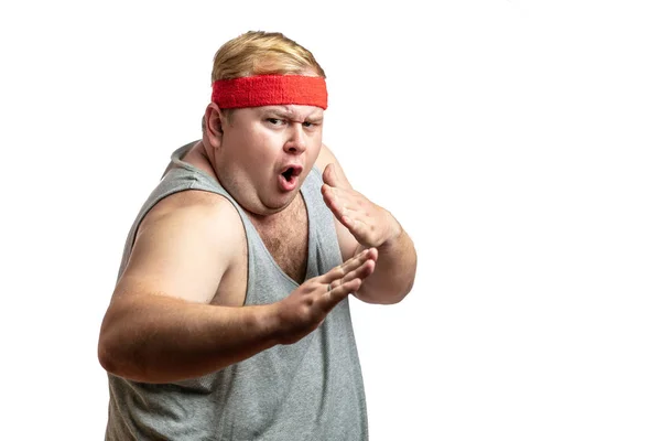 뚱뚱 한 남자, 분노를 느낀 채 공격 할 준비가 된 채싸우고 있는 백인 고립 된 스튜디오 — 스톡 사진