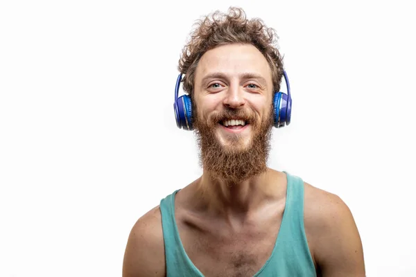 Knappe hipster man met baard glimlachen op camera over witte achtergrond. — Stockfoto