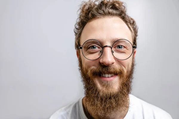 Bonito hipster homem com barba sorrindo para a câmera sobre fundo branco . — Fotografia de Stock