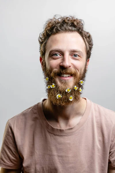 Satisfecho hombre guapo alegre sonríe a la cámara aislado sobre fondo blanco. — Foto de Stock