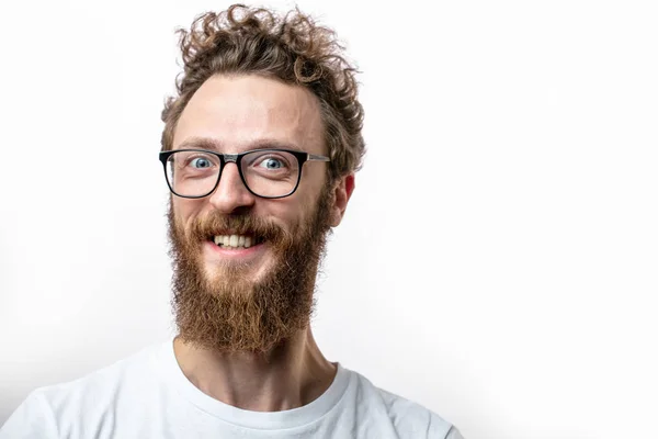 Zufriedener, gut aussehender Mann lächelt isoliert vor weißem Hintergrund in die Kamera. — Stockfoto