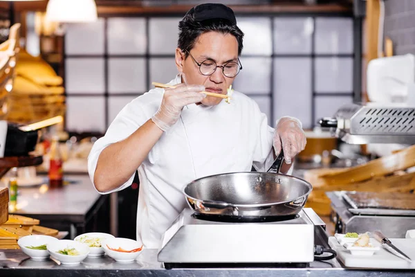 Ongelukkig gefrustreerd chef-kok ruiken gaar schotel — Stockfoto