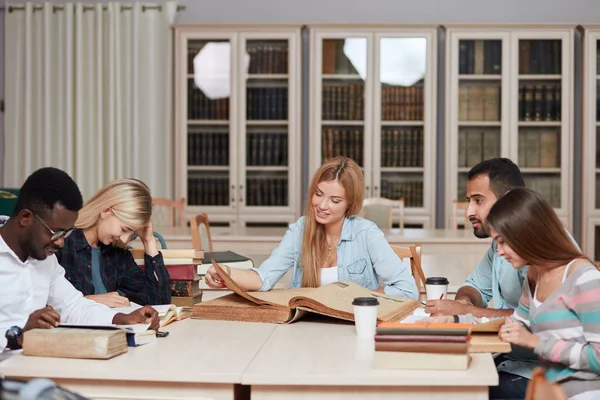 Klasskamrat klassrummet delar internationella vän koncept — Stockfoto