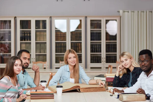 Classmate Classroom Sharing Concepto de Amigo Internacional — Foto de Stock