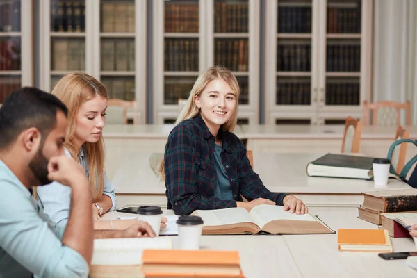 Classmate Sala de aula Compartilhando Conceito de Amigo Internacional — Fotografia de Stock