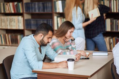 kitap okuma ve Kütüphane sınavında hazırlanıyor mutlu öğrenci grubu