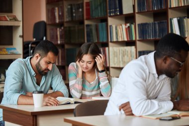 kitap okuma ve Kütüphane sınavında hazırlanıyor mutlu öğrenci grubu