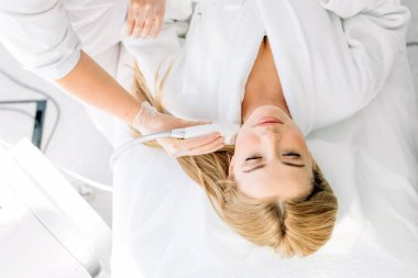 bir terapist bir uyarıcı yüz tedavi olan kadın