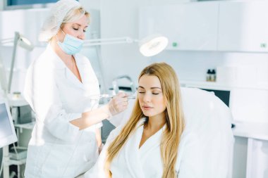 Sarışın kadın yüz gaz-sıvı oksijen peeling işlemi uğrar