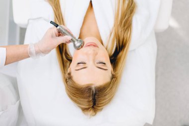 Sarışın kadın masaj spa, donanım cihazları kaldırın ultrasonik Fotodinamik vardır.