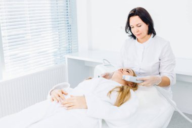 Sigara Cerrahi yüz germe. Smas ultrasonik kaldırma. Facelift.