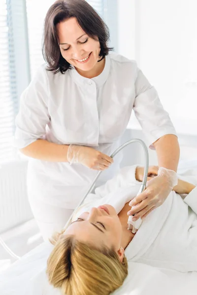 Donna che riceve un trattamento viso stimolante da un terapeuta — Foto Stock