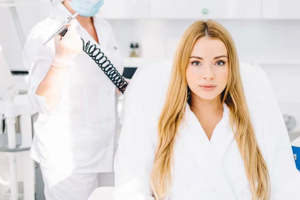 Ung Blond Kvinnlig Skönhet Effektiv Hårborttagning Behandling Hennes Hud Såsom — Stockfoto