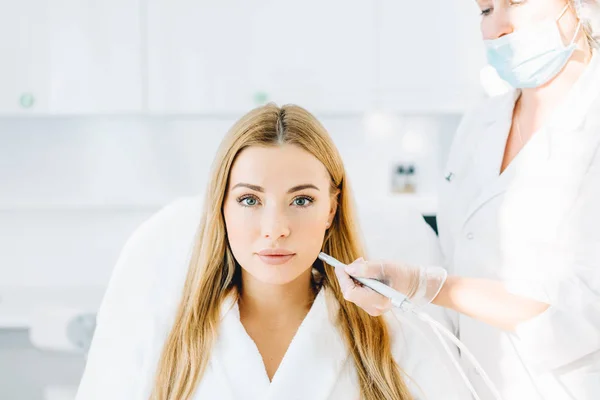 Blonde vrouw ondergaat een procedure van gezicht gas-vloeistof zuurstof peeling — Stockfoto