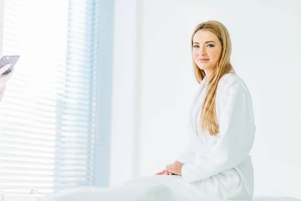 Bella giovane donna che riceve massaggio facciale — Foto Stock