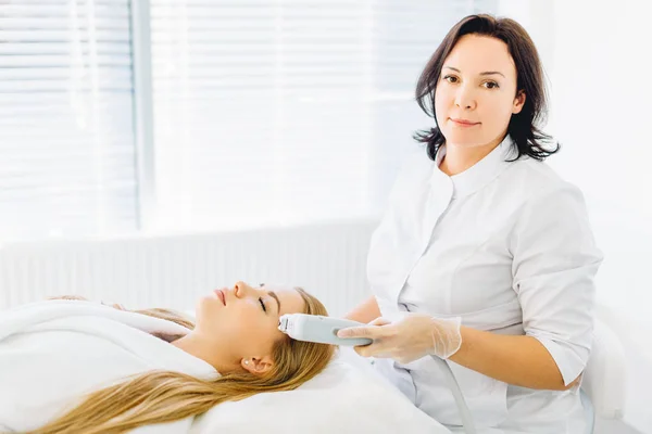 Cuidado de la piel. Mujer recibiendo tratamiento láser facial — Foto de Stock