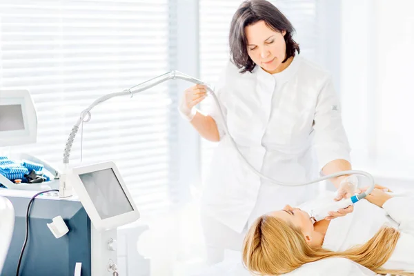 Cura della pelle del viso. Donna ottenere trattamento laser facciale — Foto Stock