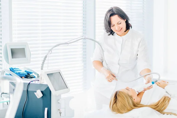 Cara cuidados com a pele. Mulher recebendo tratamento a laser facial — Fotografia de Stock