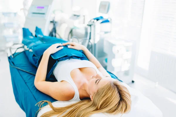 Piernas máquina de presoterapia en mujer paciente en cama de hospital Imágenes De Stock Sin Royalties Gratis